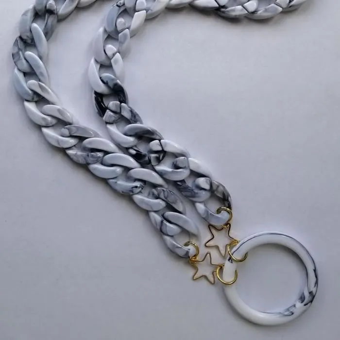 Collana con occhiali da sole in marmo grigio Farmamondo